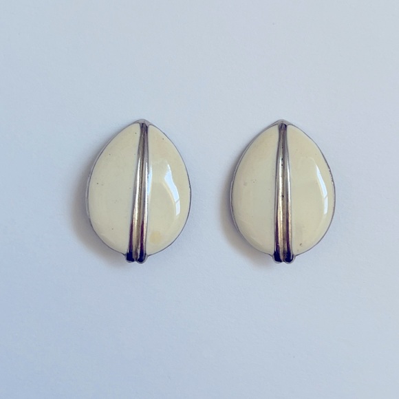 Vintage Clip On Earrrings - Picture 1 of 4